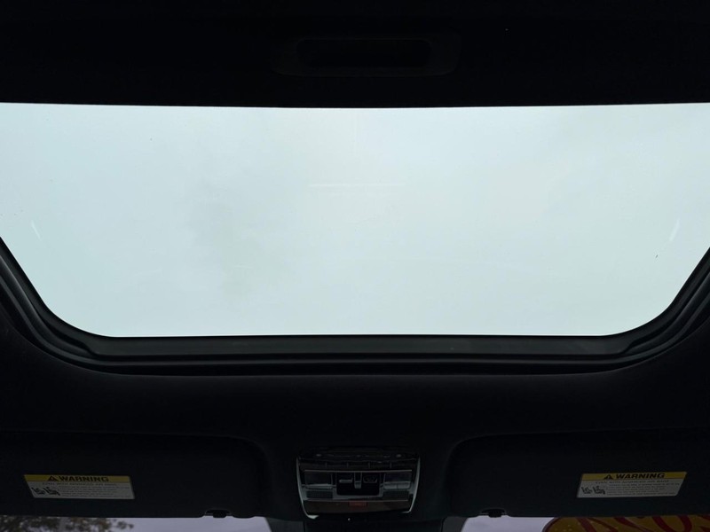 Hyundai Santa Fe Vehicle Full-screen Gallery Image 14