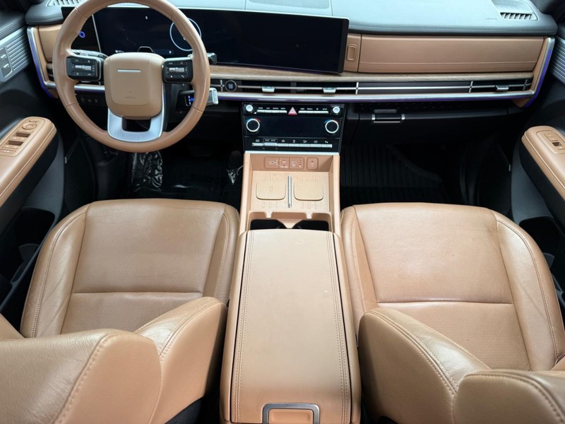 Hyundai Santa Fe Vehicle Full-screen Gallery Image 15