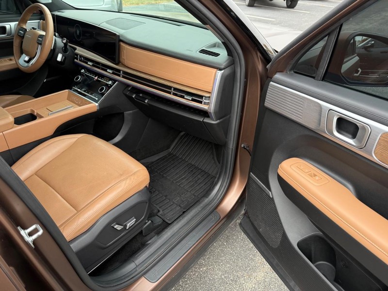 Hyundai Santa Fe Vehicle Full-screen Gallery Image 17