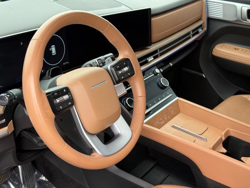 Hyundai Santa Fe Vehicle Full-screen Gallery Image 21