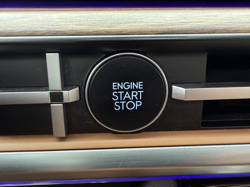 Hyundai Santa Fe Vehicle Full-screen Gallery Image 24