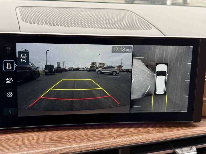 Hyundai Santa Fe Vehicle Full-screen Gallery Image 26