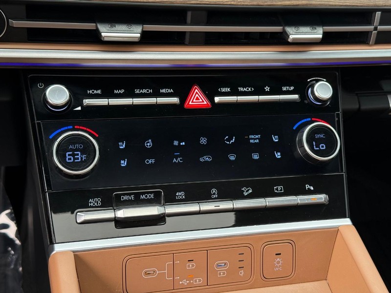 Hyundai Santa Fe Vehicle Full-screen Gallery Image 27