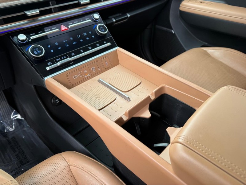 Hyundai Santa Fe Vehicle Full-screen Gallery Image 28