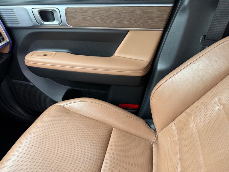 Hyundai Santa Fe Vehicle Full-screen Gallery Image 29