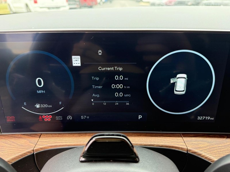 Hyundai Santa Fe Vehicle Full-screen Gallery Image 30