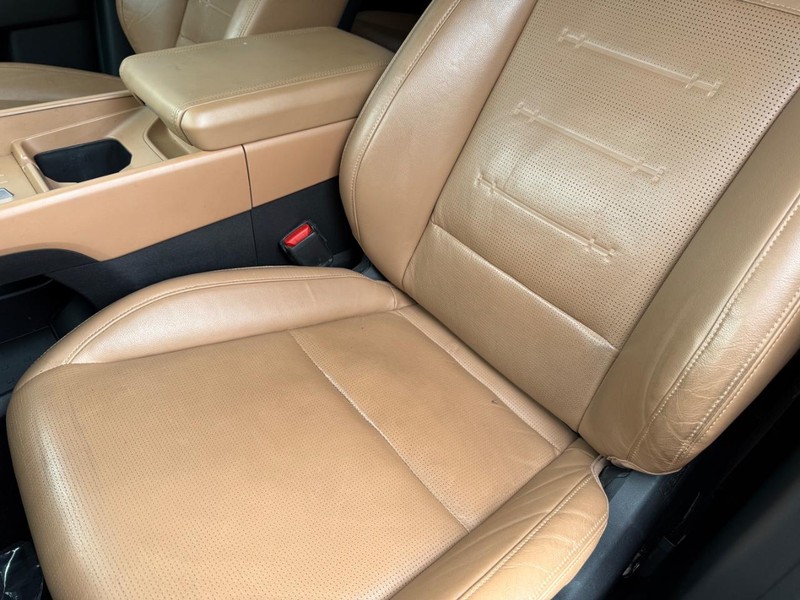 Hyundai Santa Fe Vehicle Full-screen Gallery Image 32