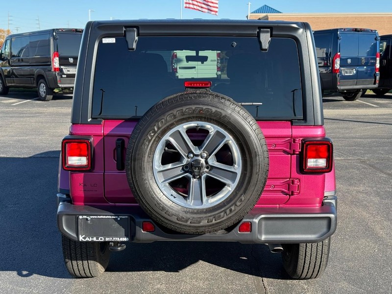 Jeep Wrangler Vehicle Full-screen Gallery Image 4