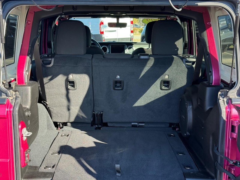 Jeep Wrangler Vehicle Full-screen Gallery Image 7