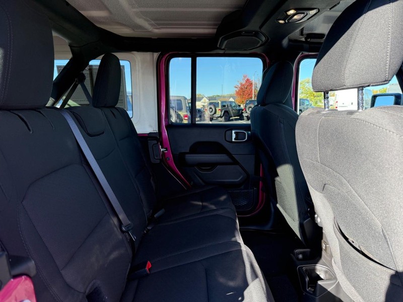 Jeep Wrangler Vehicle Full-screen Gallery Image 10