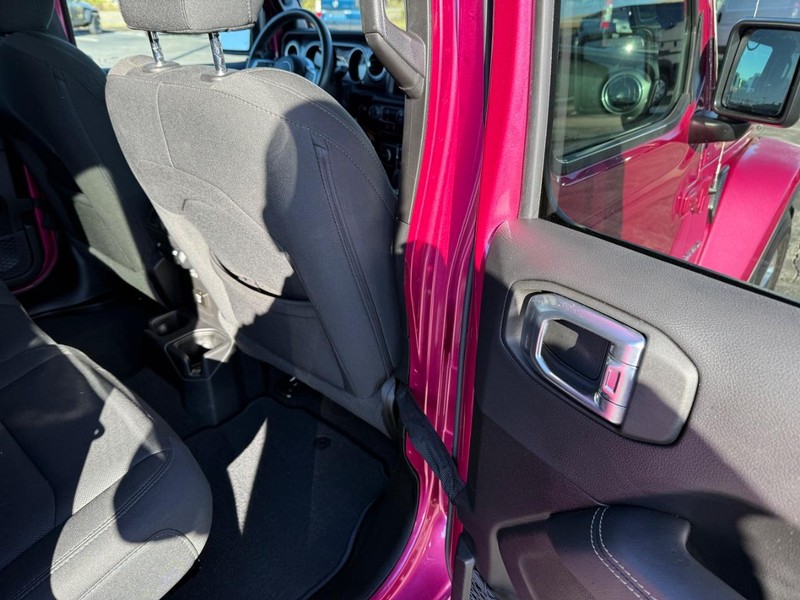 Jeep Wrangler Vehicle Full-screen Gallery Image 11