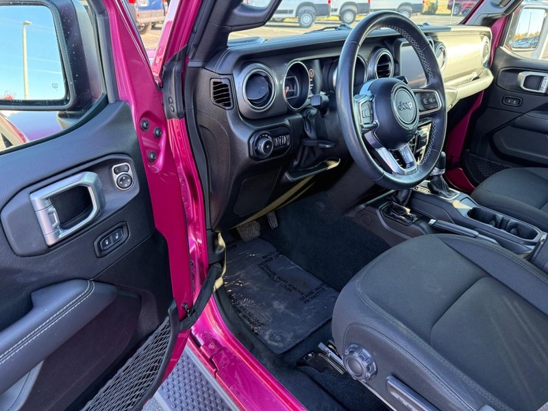 Jeep Wrangler Vehicle Full-screen Gallery Image 16