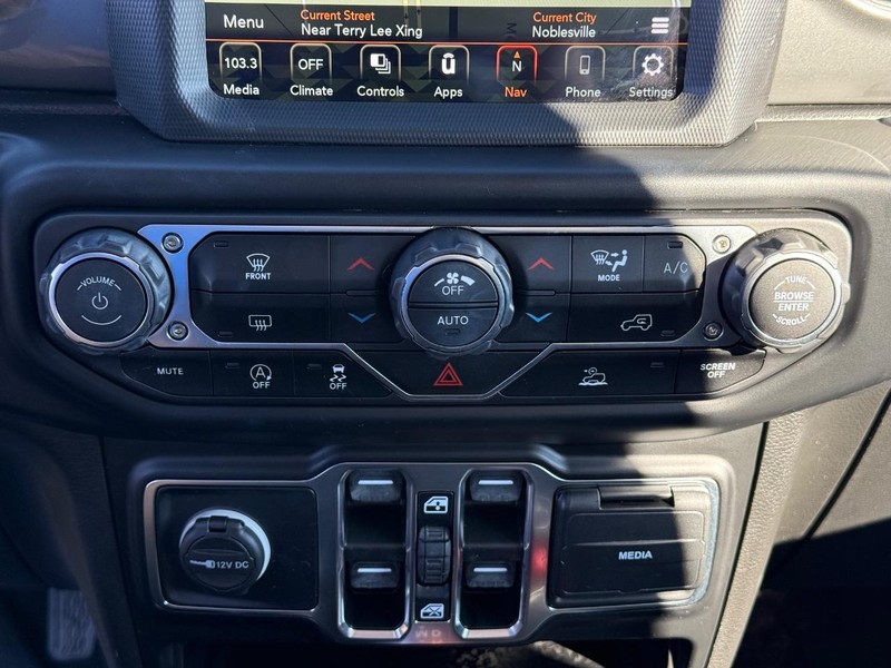 Jeep Wrangler Vehicle Full-screen Gallery Image 24