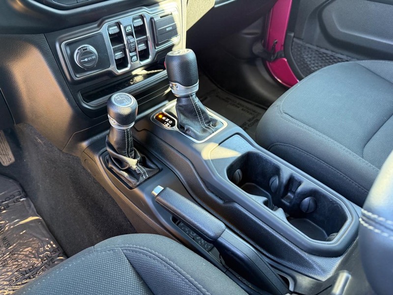 Jeep Wrangler Vehicle Full-screen Gallery Image 25