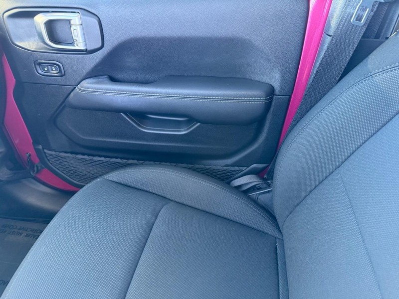 Jeep Wrangler Vehicle Full-screen Gallery Image 26