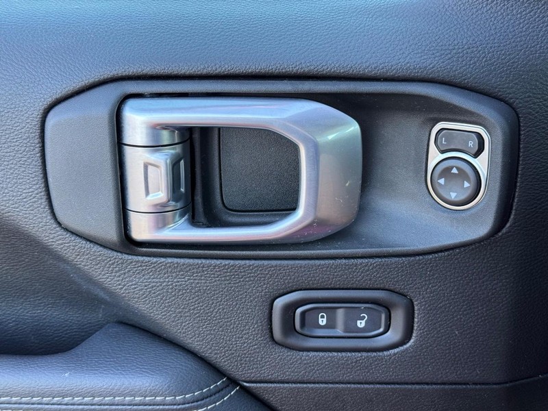 Jeep Wrangler Vehicle Full-screen Gallery Image 30