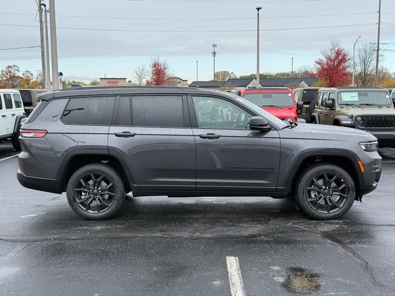 Jeep Grand Cherokee L Vehicle Full-screen Gallery Image 2