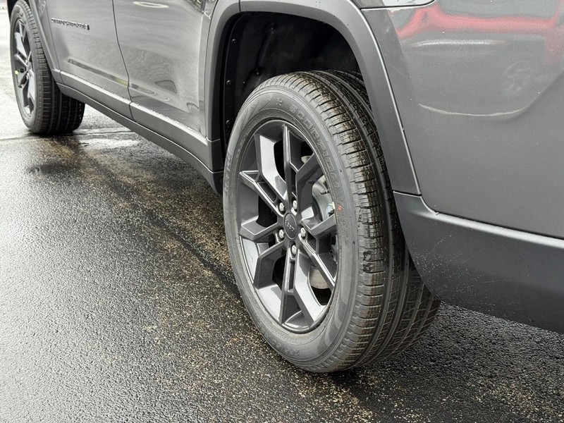 Jeep Grand Cherokee L Vehicle Full-screen Gallery Image 6