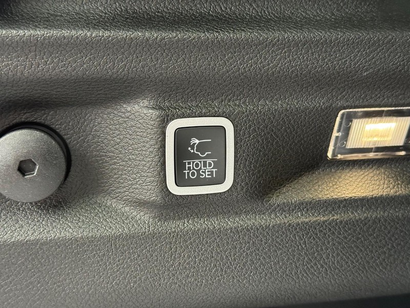 Jeep Grand Cherokee L Vehicle Full-screen Gallery Image 8