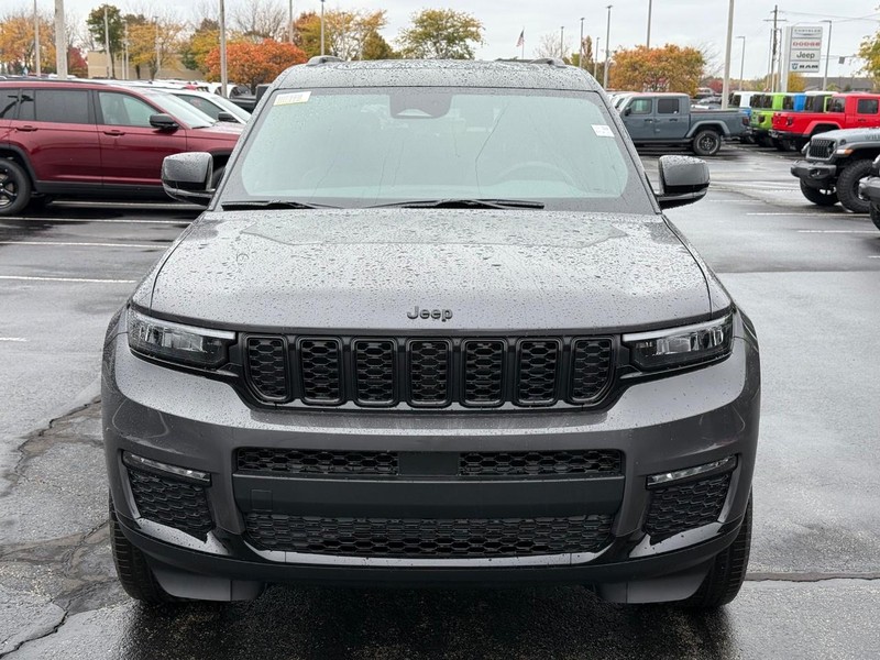 Jeep Grand Cherokee L Vehicle Full-screen Gallery Image 11