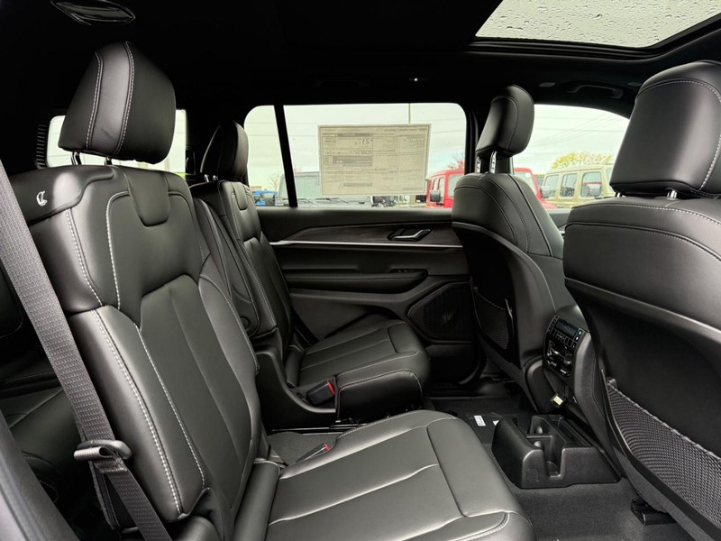 Jeep Grand Cherokee L Vehicle Full-screen Gallery Image 12