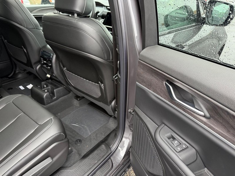 Jeep Grand Cherokee L Vehicle Full-screen Gallery Image 13