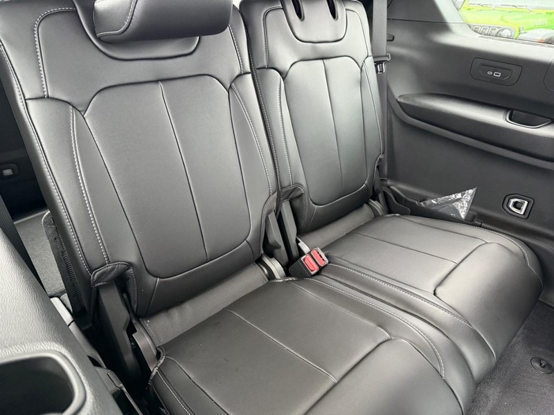 Jeep Grand Cherokee L Vehicle Full-screen Gallery Image 14