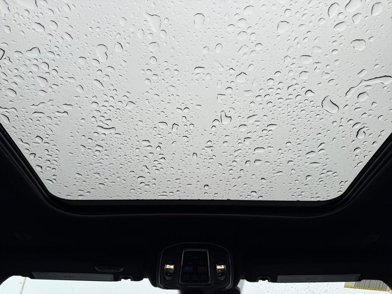 Jeep Grand Cherokee L Vehicle Full-screen Gallery Image 15