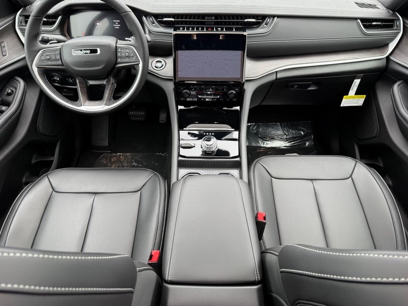 Jeep Grand Cherokee L Vehicle Full-screen Gallery Image 16