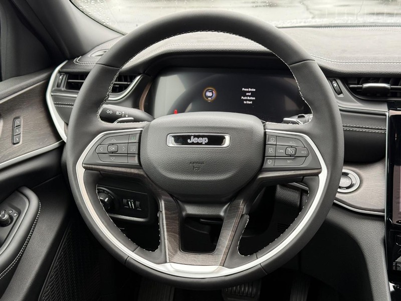 Jeep Grand Cherokee L Vehicle Full-screen Gallery Image 17