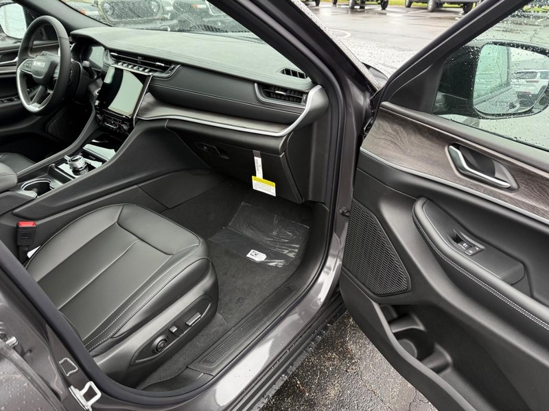 Jeep Grand Cherokee L Vehicle Full-screen Gallery Image 18