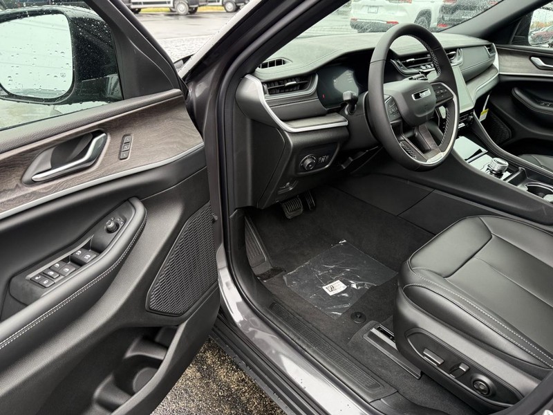 Jeep Grand Cherokee L Vehicle Full-screen Gallery Image 20