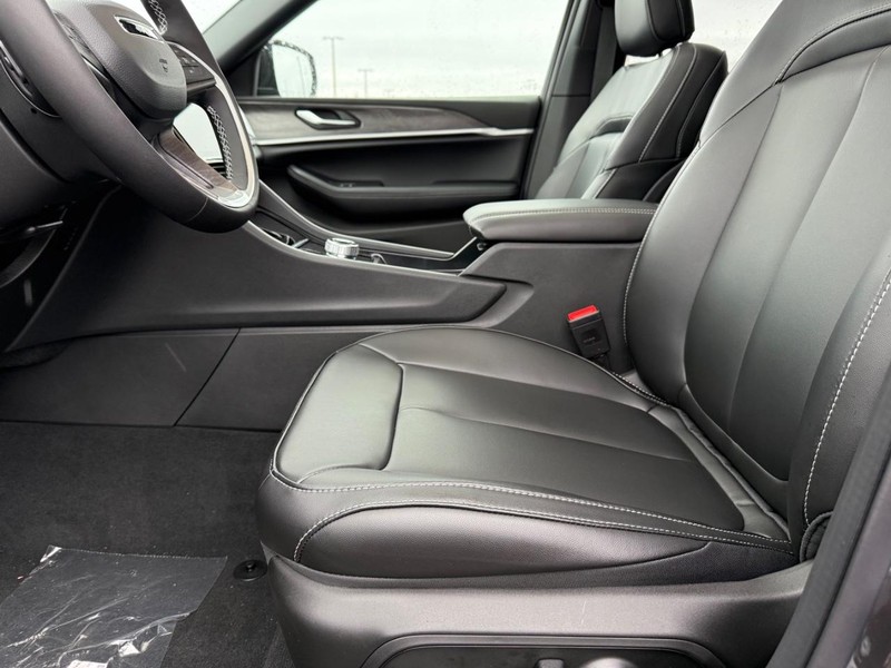 Jeep Grand Cherokee L Vehicle Full-screen Gallery Image 21