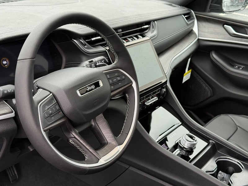 Jeep Grand Cherokee L Vehicle Full-screen Gallery Image 22