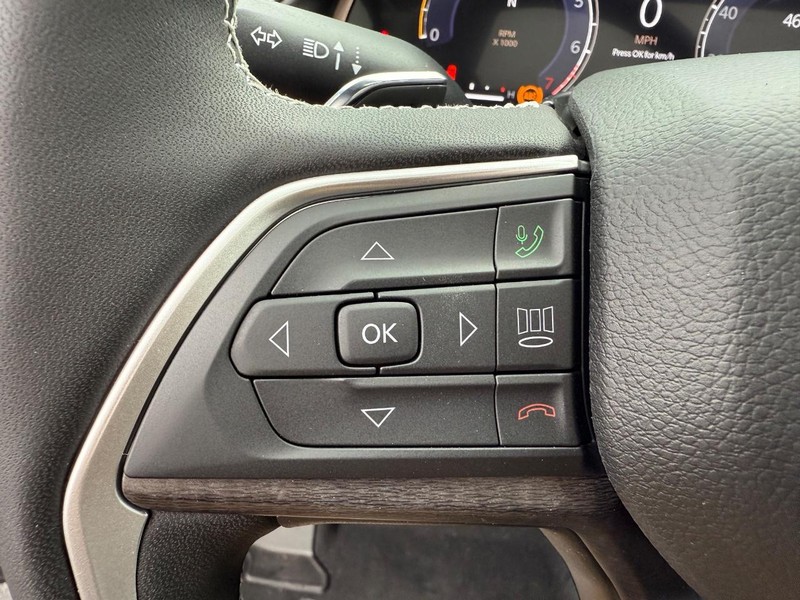 Jeep Grand Cherokee L Vehicle Full-screen Gallery Image 23