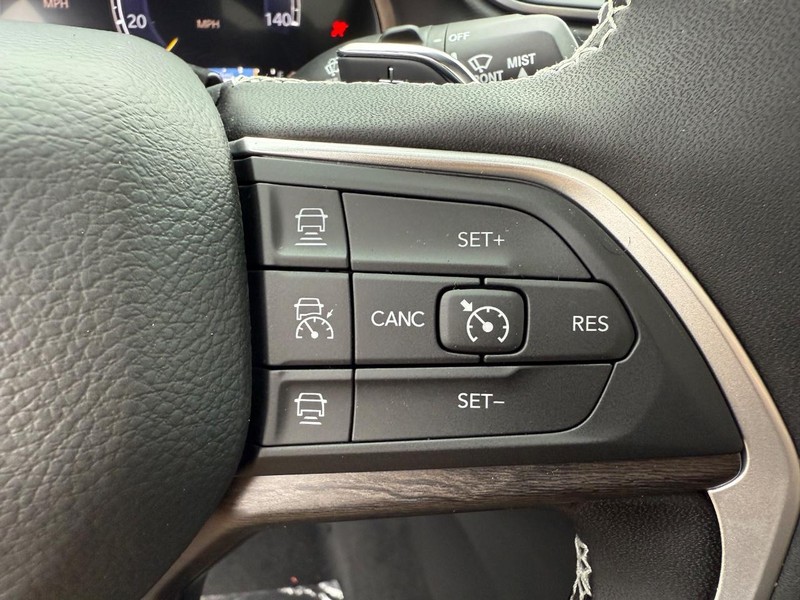 Jeep Grand Cherokee L Vehicle Full-screen Gallery Image 24