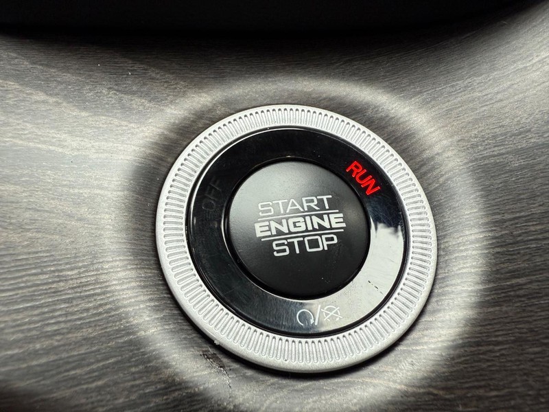 Jeep Grand Cherokee L Vehicle Full-screen Gallery Image 25