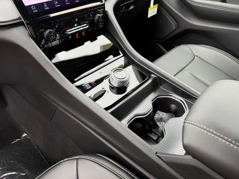 Jeep Grand Cherokee L Vehicle Full-screen Gallery Image 30