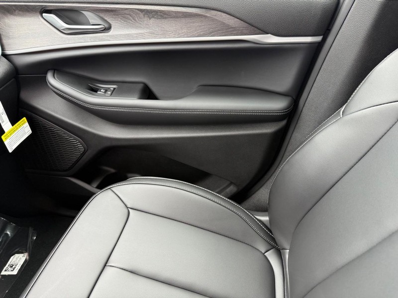 Jeep Grand Cherokee L Vehicle Full-screen Gallery Image 31