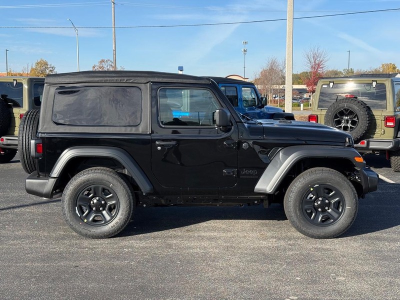 Jeep Wrangler Vehicle Full-screen Gallery Image 2