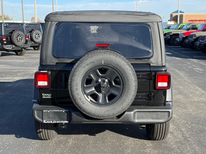 Jeep Wrangler Vehicle Full-screen Gallery Image 4