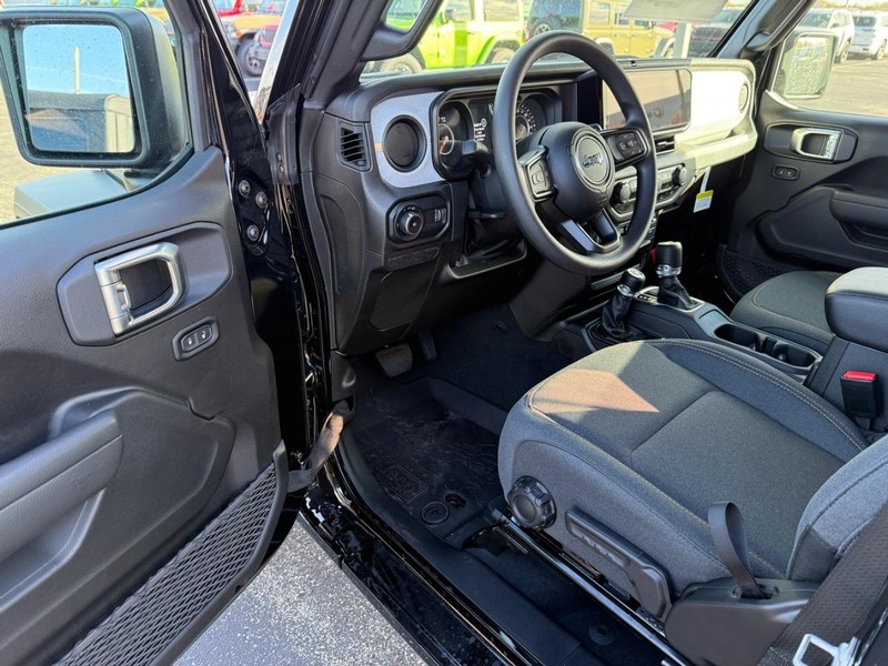 Jeep Wrangler Vehicle Full-screen Gallery Image 14