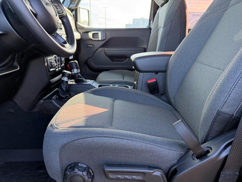 Jeep Wrangler Vehicle Full-screen Gallery Image 15