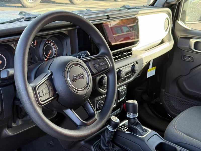 Jeep Wrangler Vehicle Full-screen Gallery Image 16