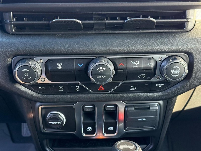 Jeep Wrangler Vehicle Full-screen Gallery Image 22