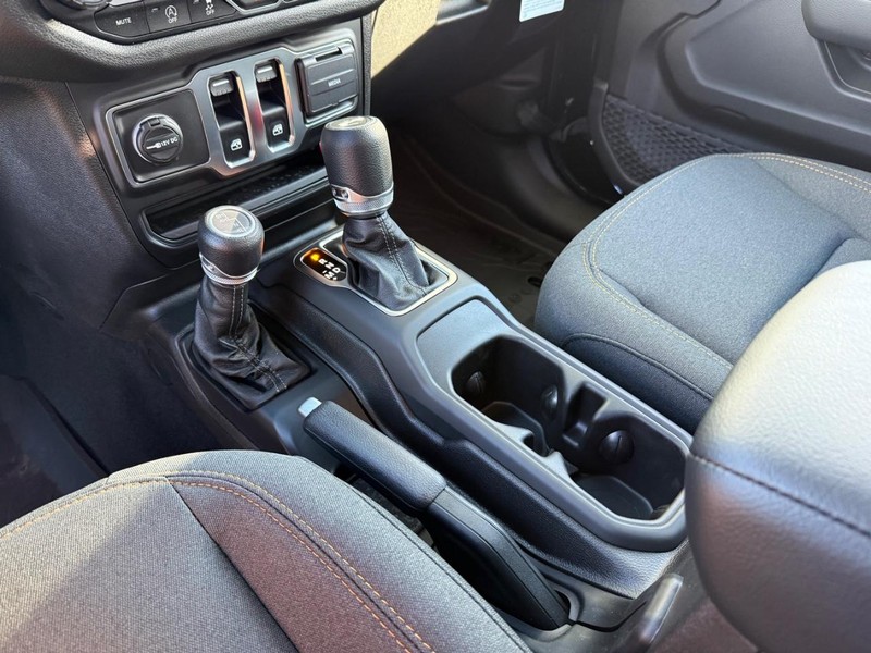 Jeep Wrangler Vehicle Full-screen Gallery Image 23