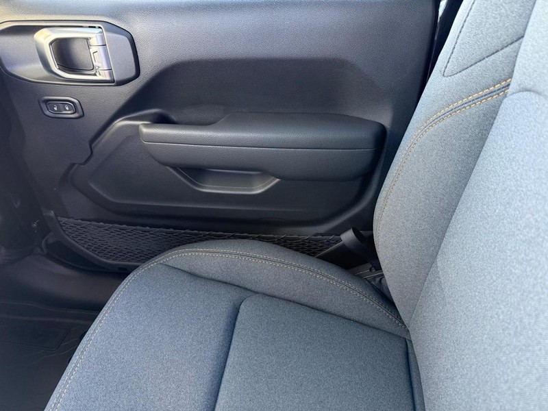 Jeep Wrangler Vehicle Full-screen Gallery Image 24