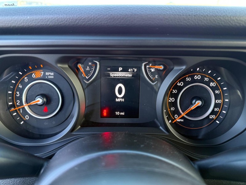 Jeep Wrangler Vehicle Full-screen Gallery Image 25