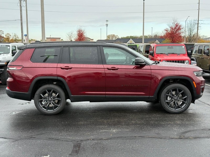 Jeep Grand Cherokee L Vehicle Full-screen Gallery Image 2