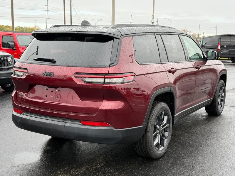 Jeep Grand Cherokee L Vehicle Full-screen Gallery Image 3